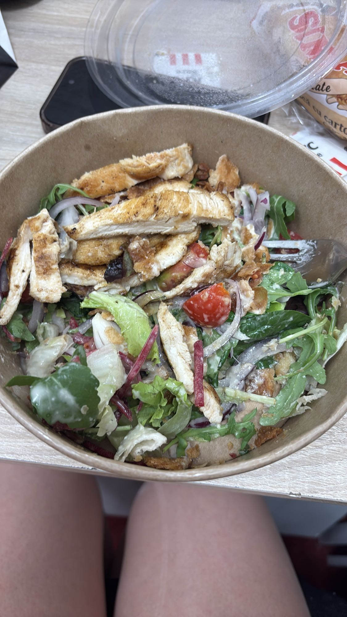 Salată cu pui la grătar