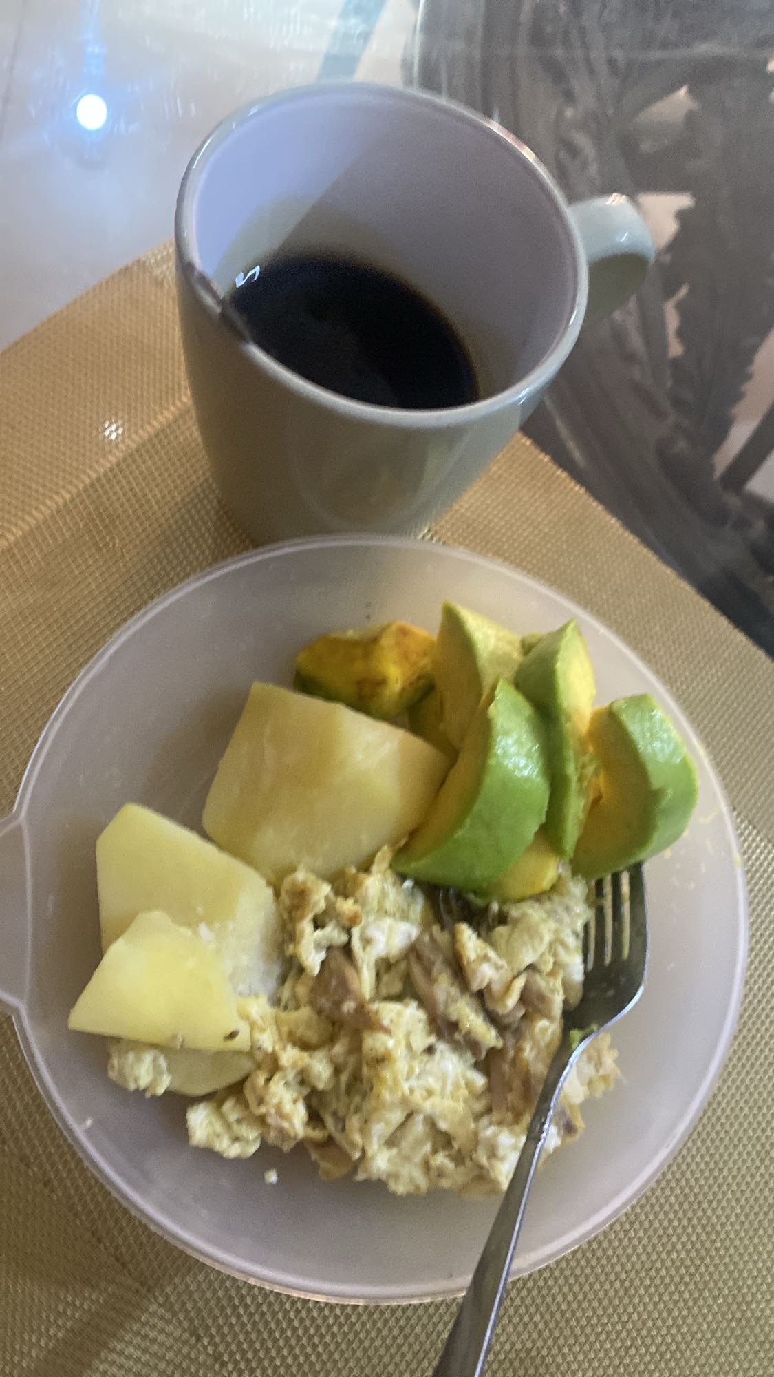 Desayuno con huevo y aguacate