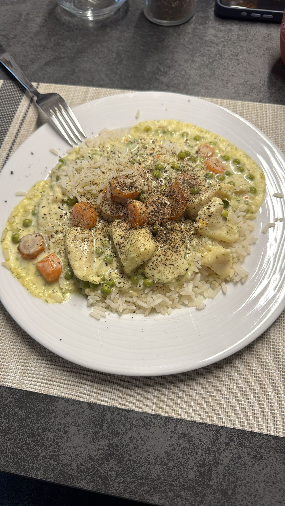 Kip in roomsaus met rijst