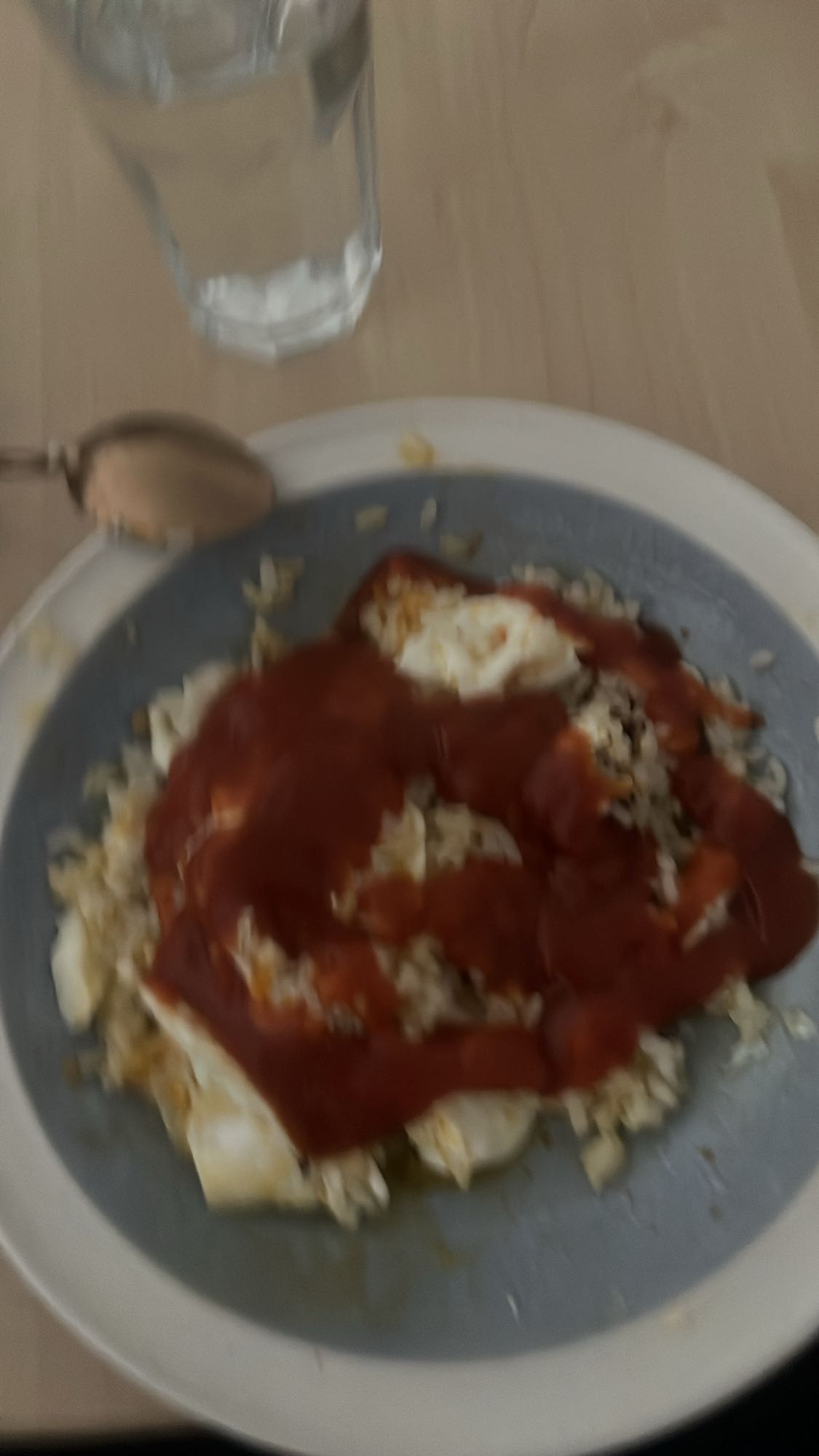Arroz con huevo y salsa
