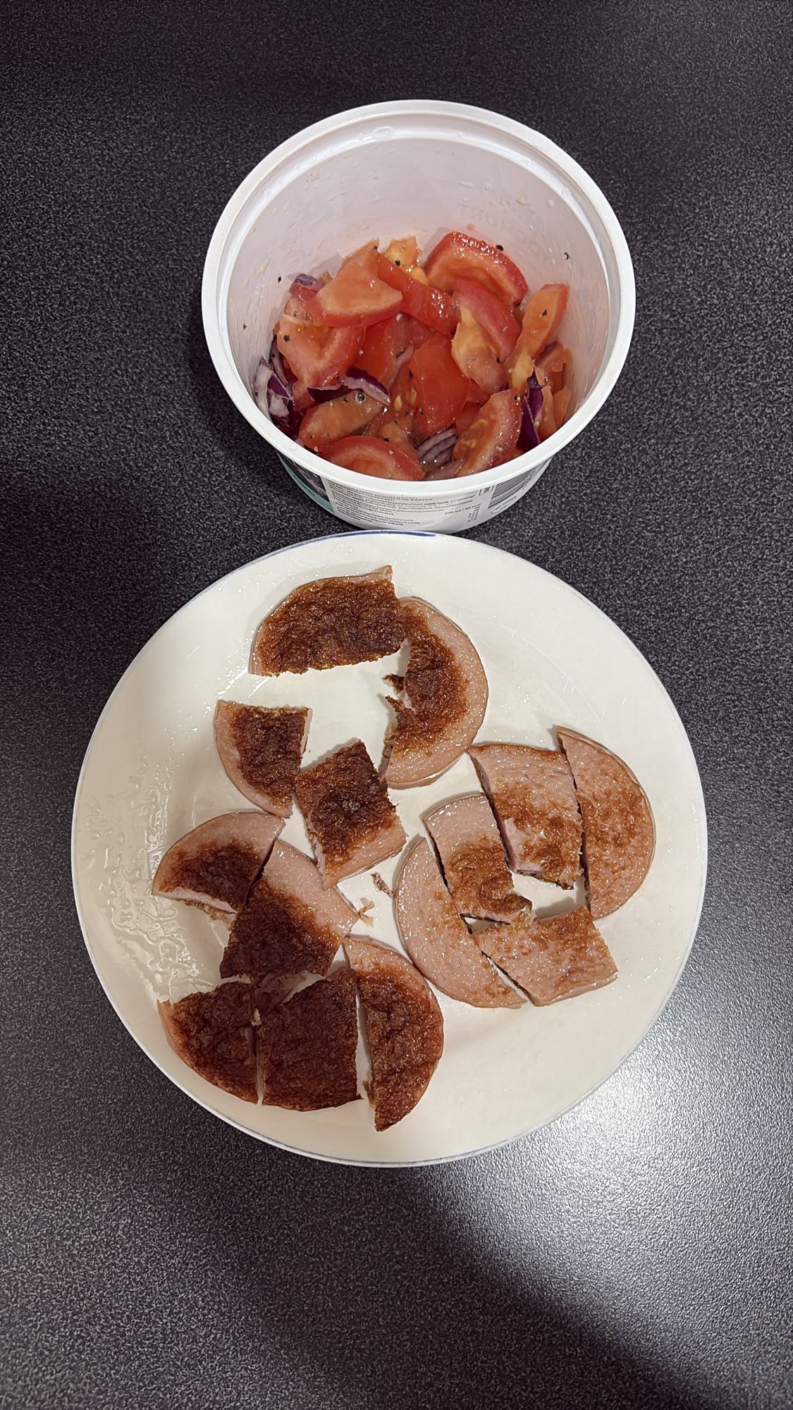 Stekt kjøttpølse og salat