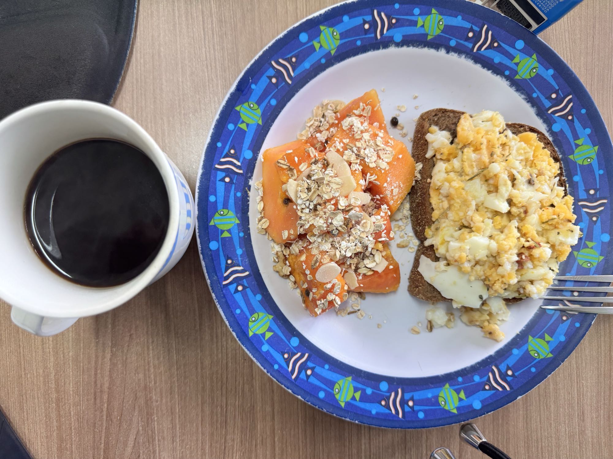 Café com papaia e ovos