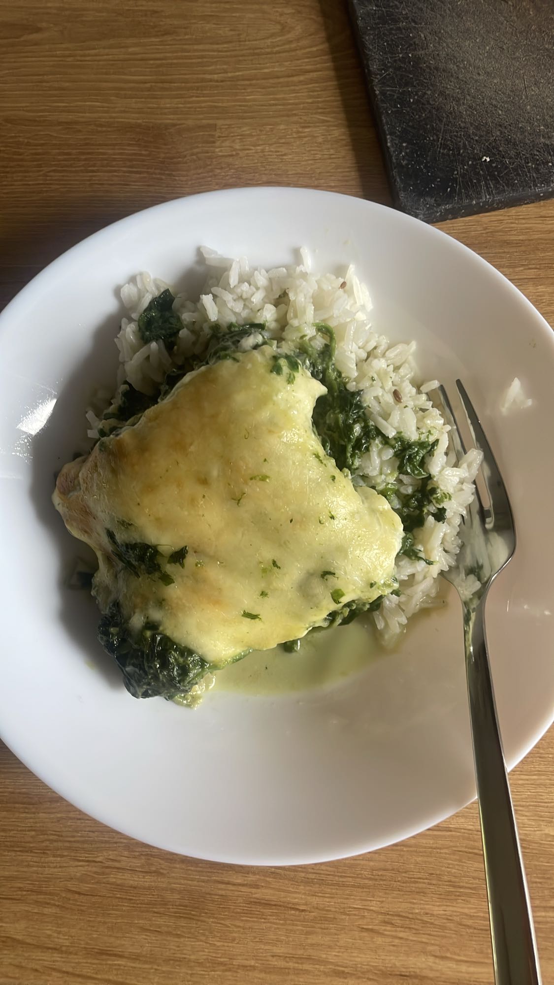 Ryż z zapiekaną miruną pod szpinakiem z serkiem mascarpone i serem żółtym