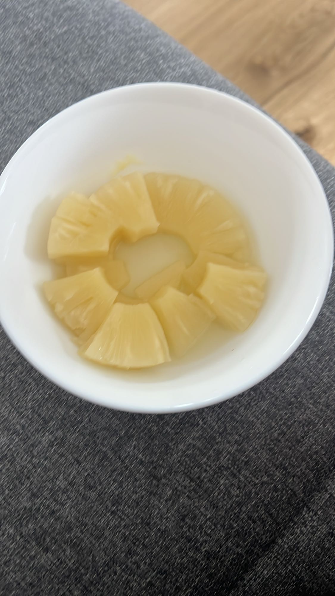 Ananasringar i skål