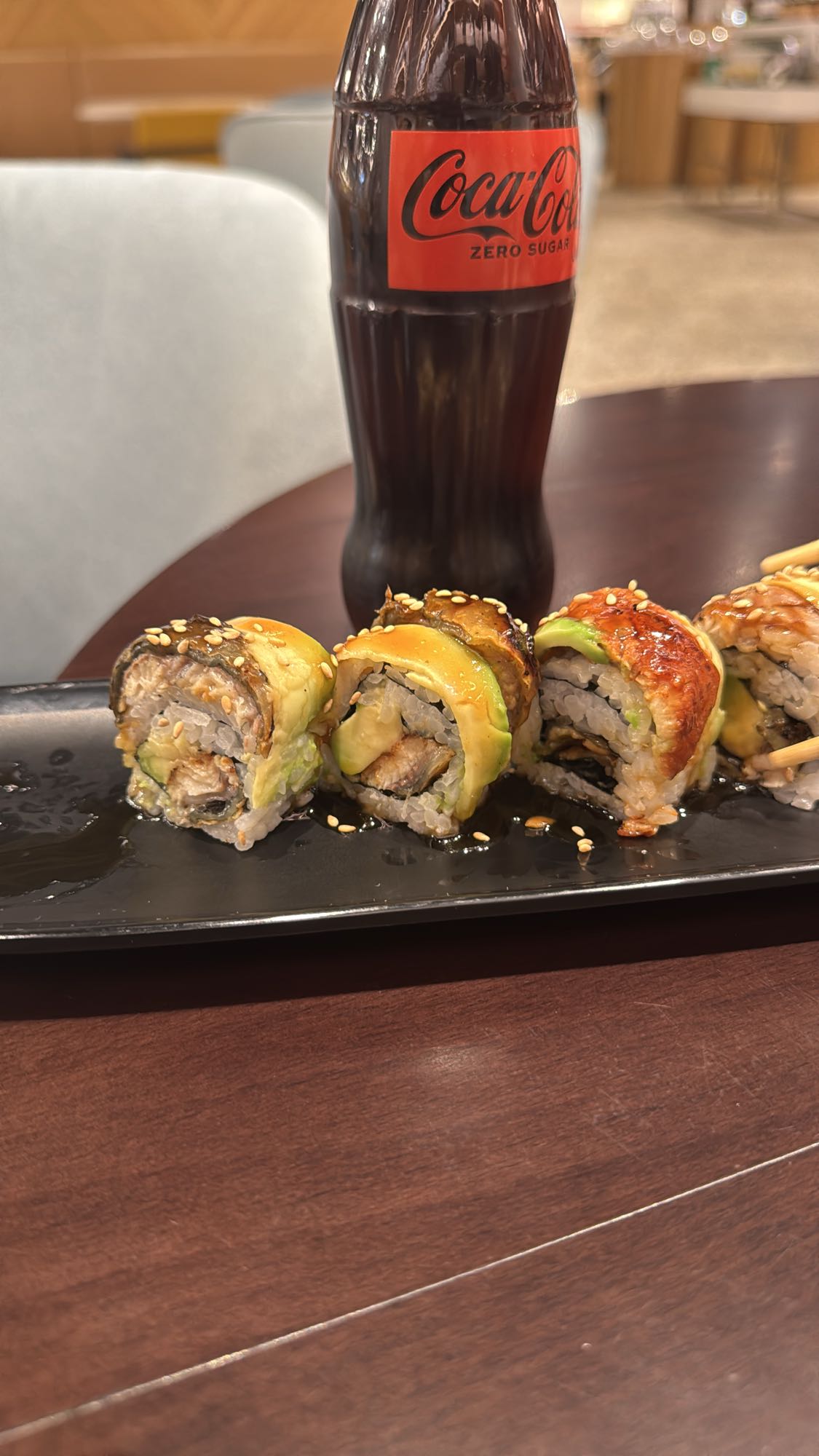 роллы с угрём и авокадо, кола зеро