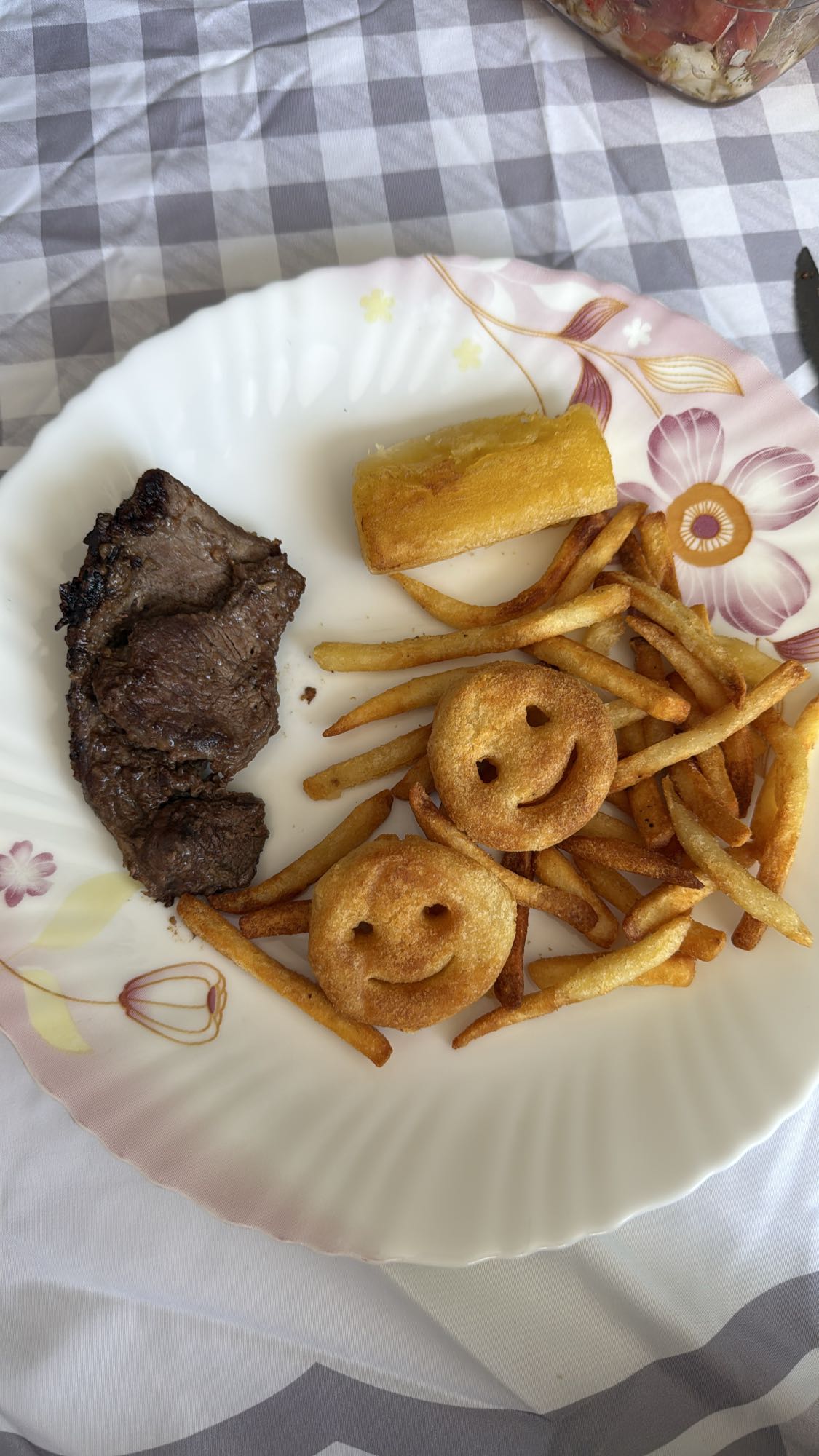 Carne, batata frita e mandioca