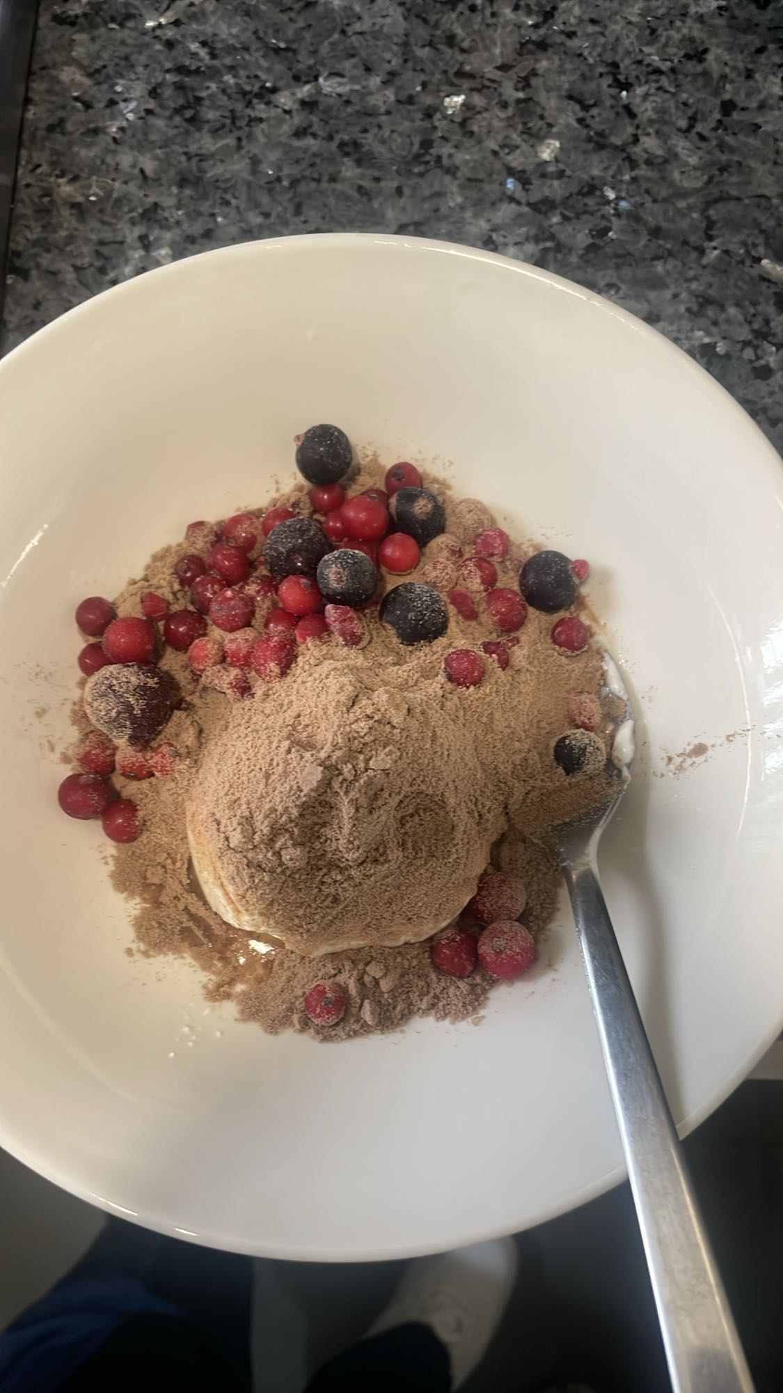 yogur con proteína y frutos rojos