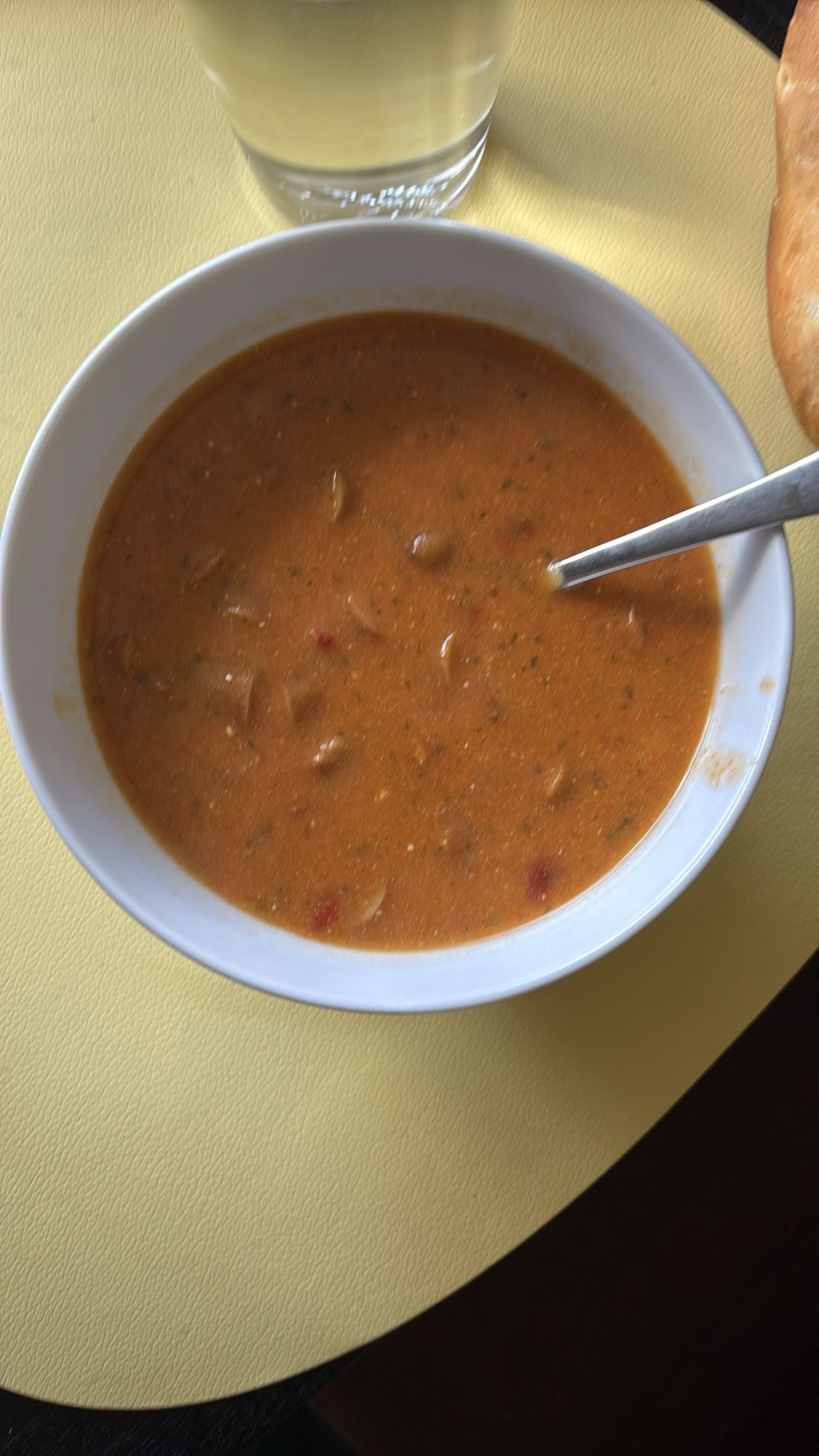 Tomatsuppe med brød