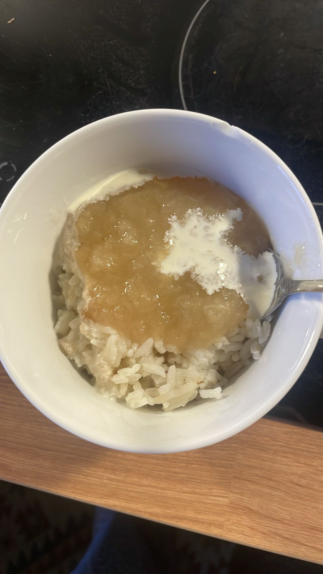 Ryż z musem jabłkowym i śmietaną