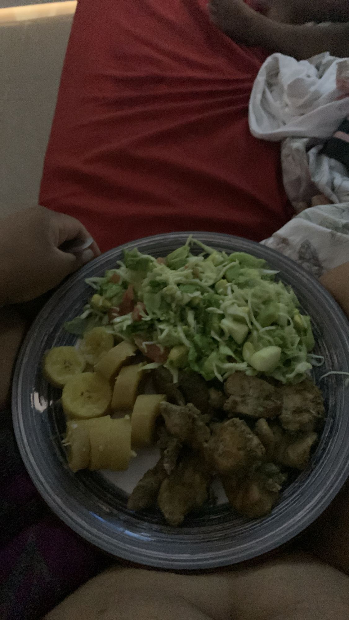 Pollo con ensalada y plátano