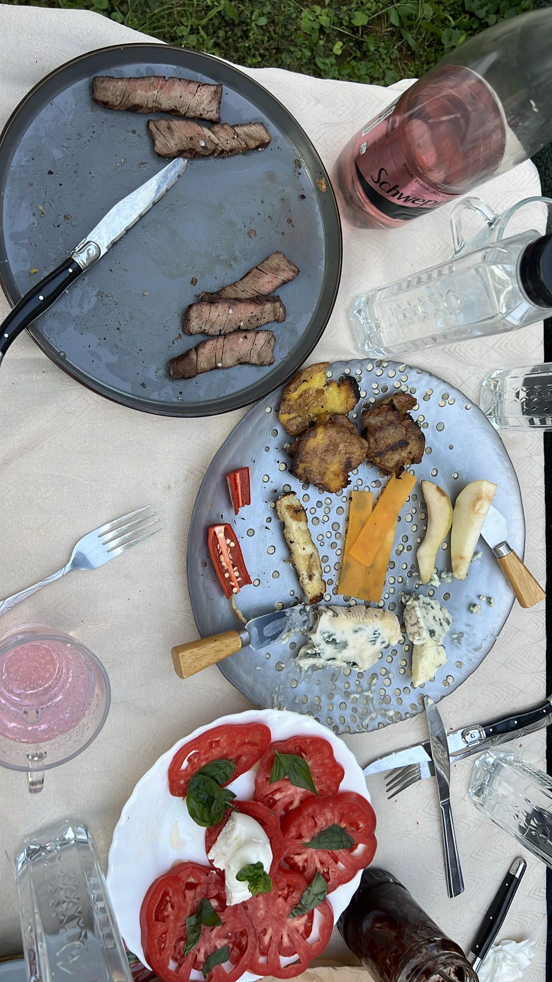 Platou picnic cu carne și brânzeturi