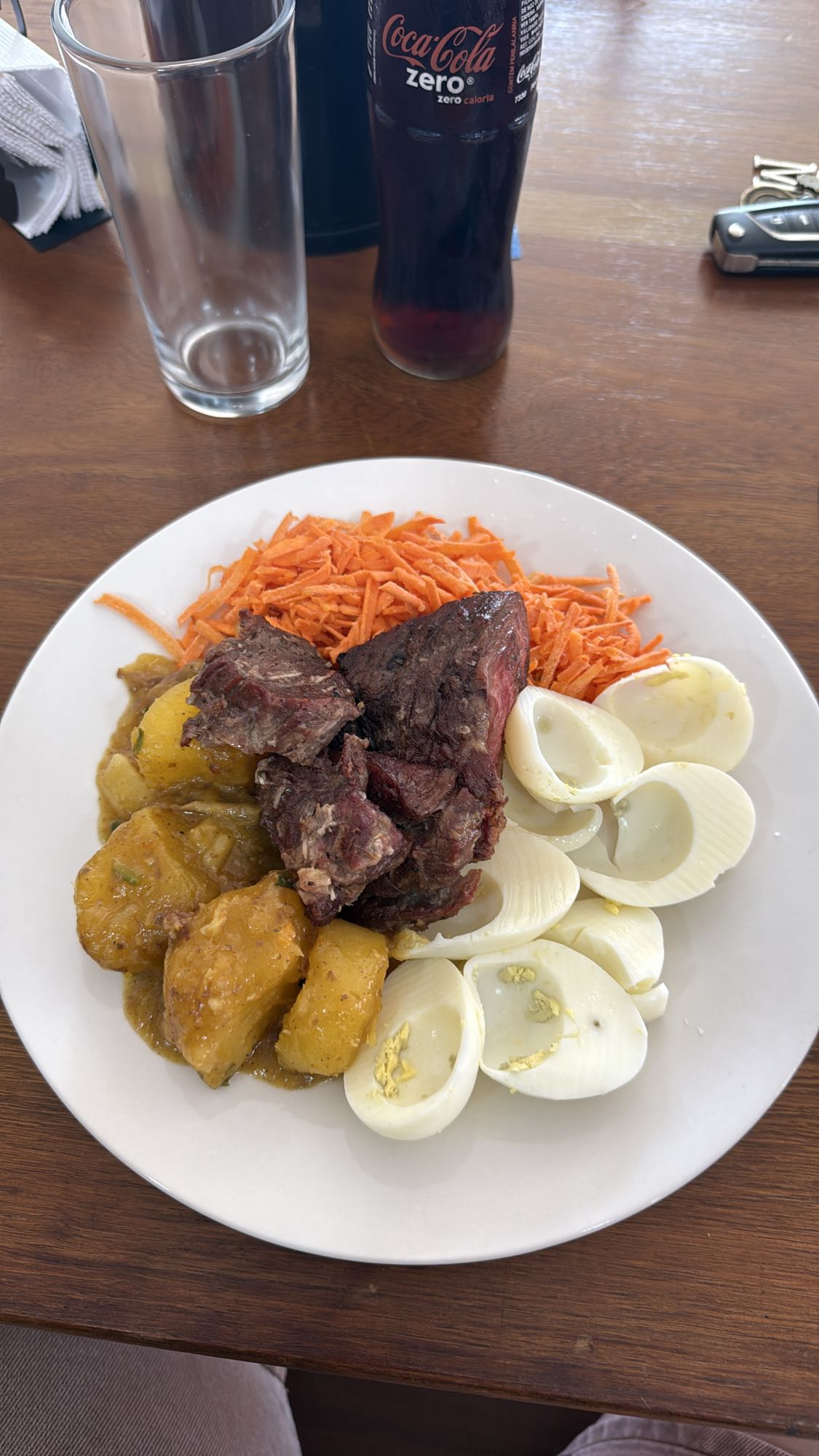Carne com ovos e legumes
