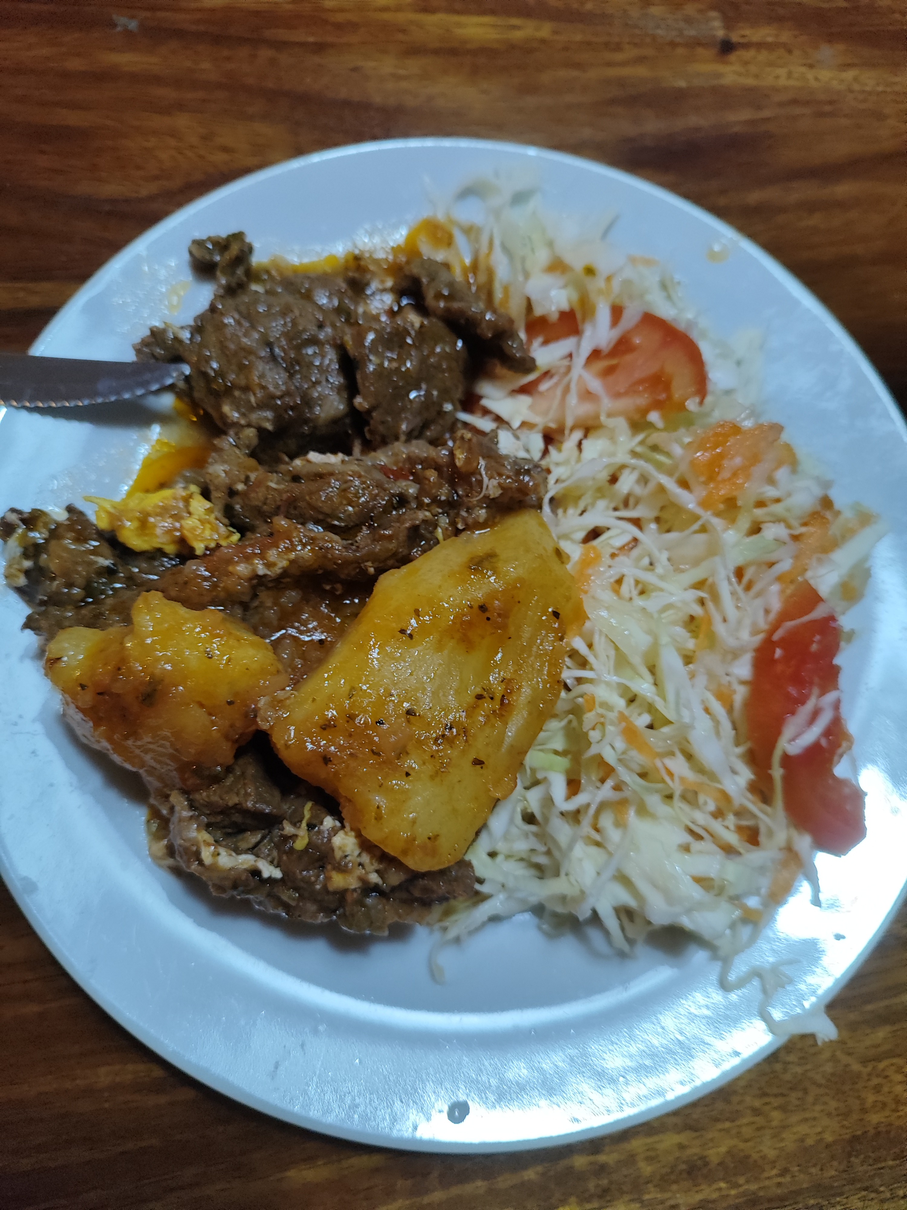 Carne con ensalada y papa