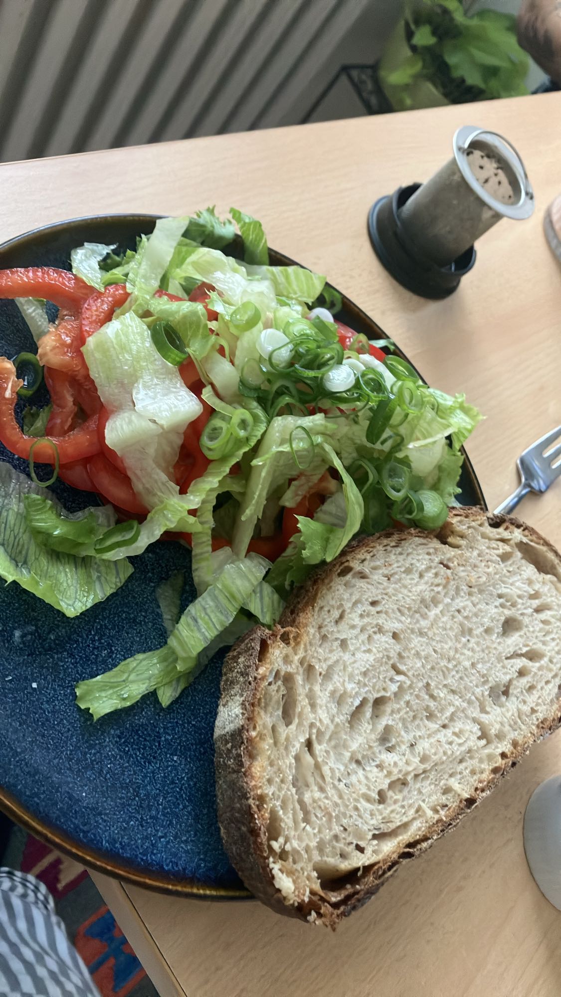 Salada com pão rústico