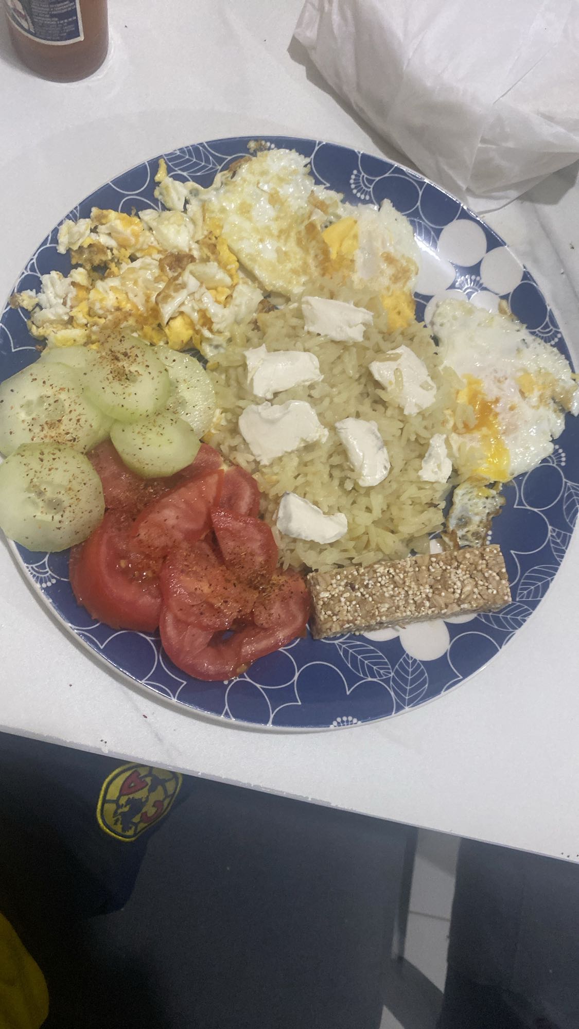 Plato mixto con arroz y huevo