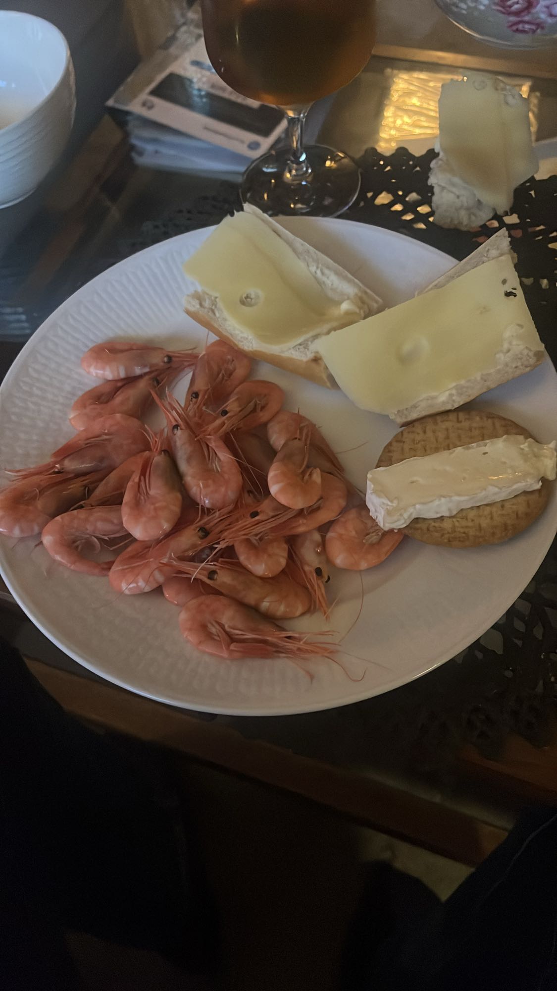 Räkor med ost och kex