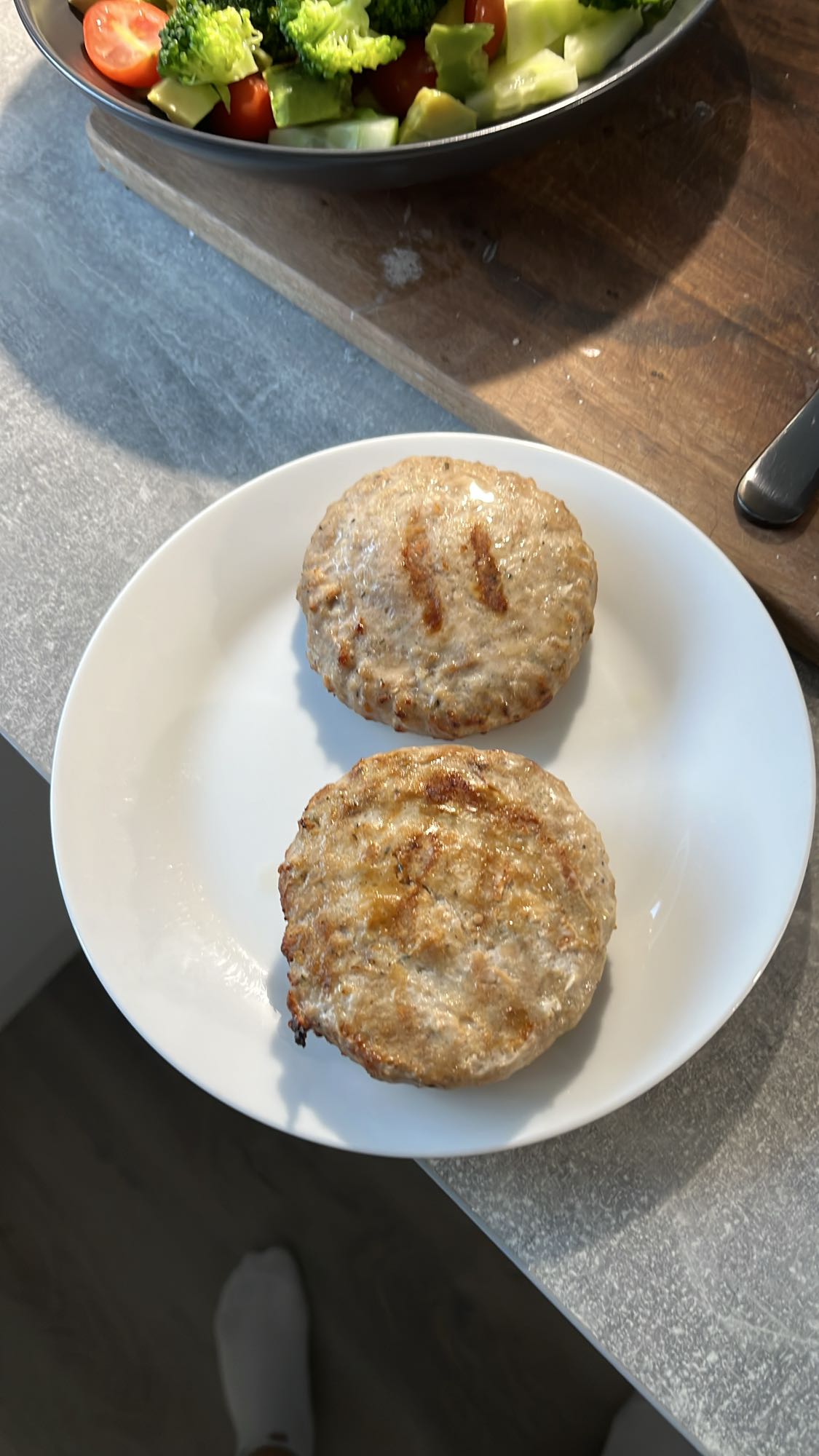 Turkey patties with salad