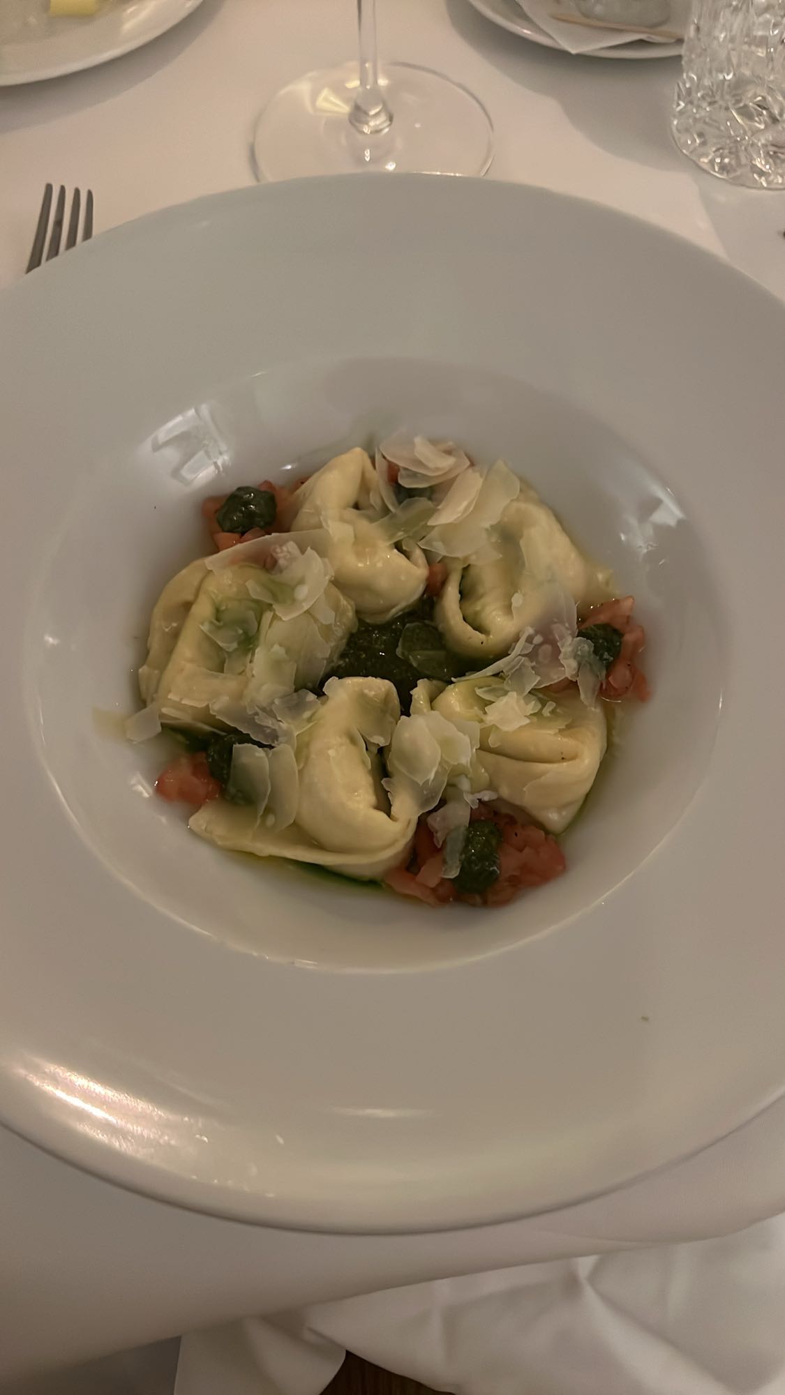 Tortellini con pesto y tomate