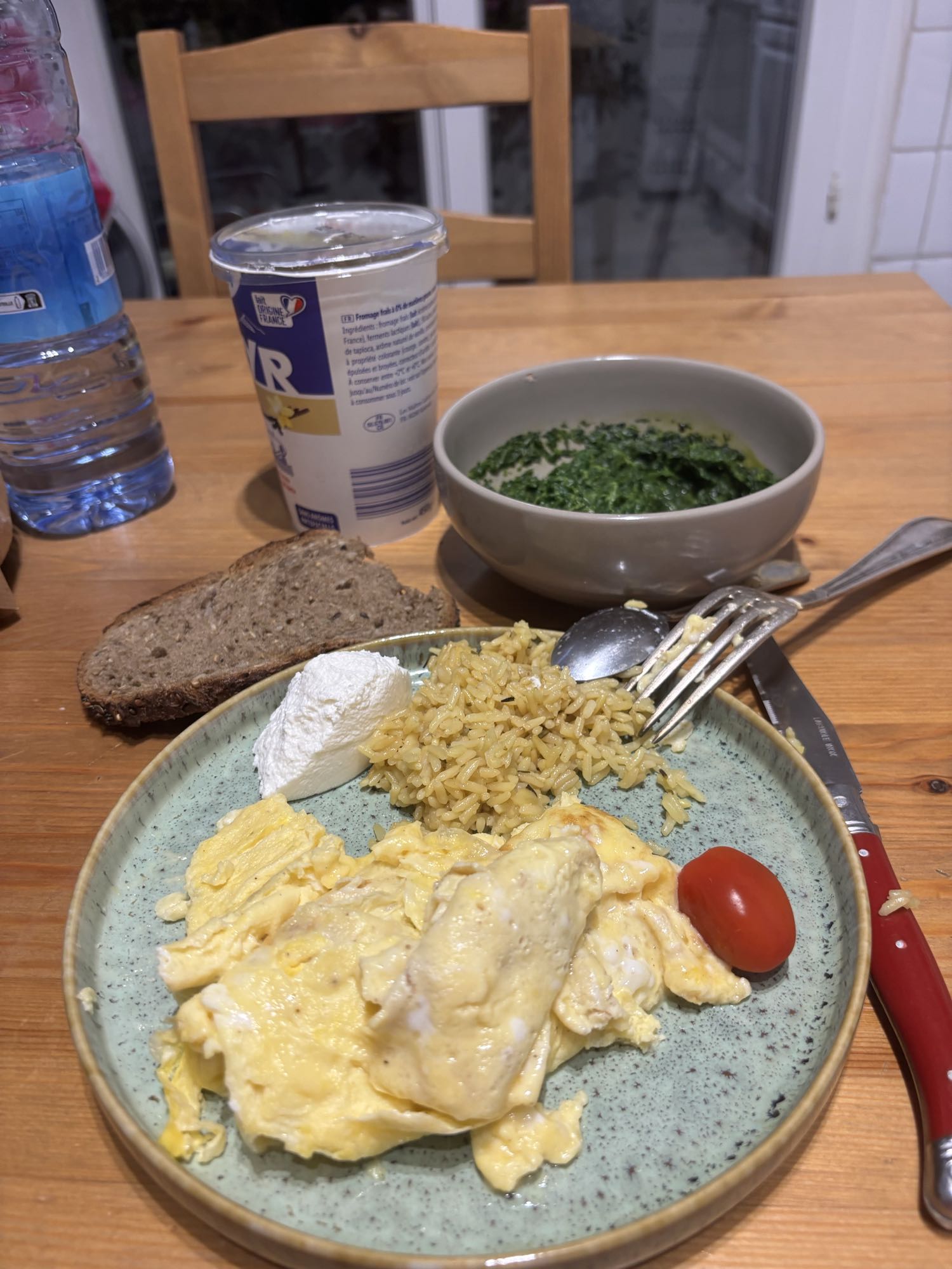 Omelette, riz et épinards