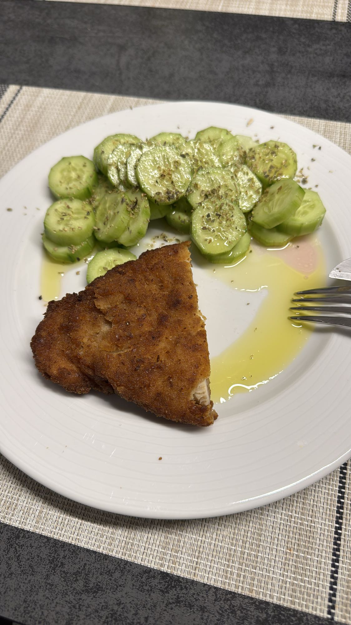 Schnitzel mit Gurkensalat