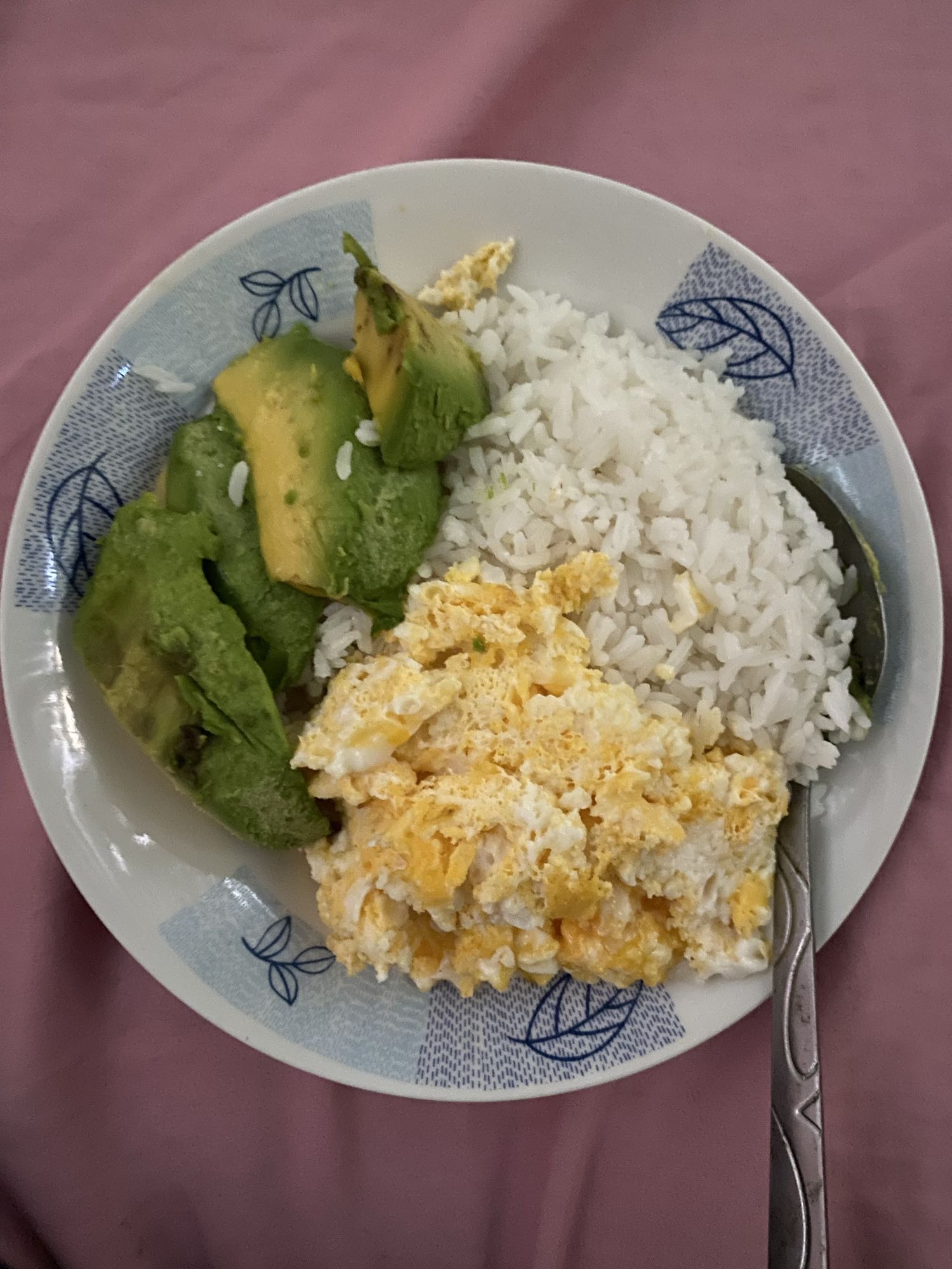Arroz con huevo y aguacate