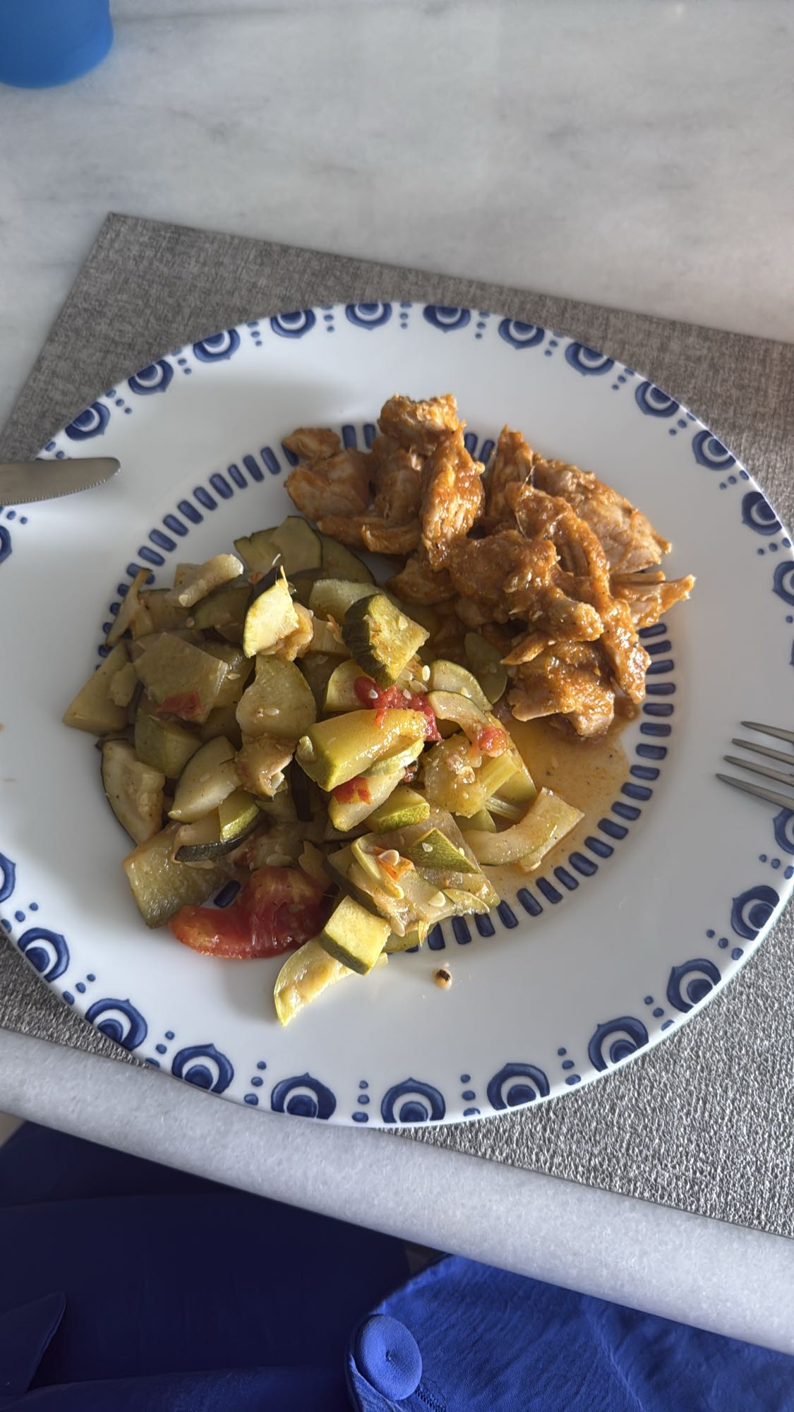 Pollo con calabacín y tomate