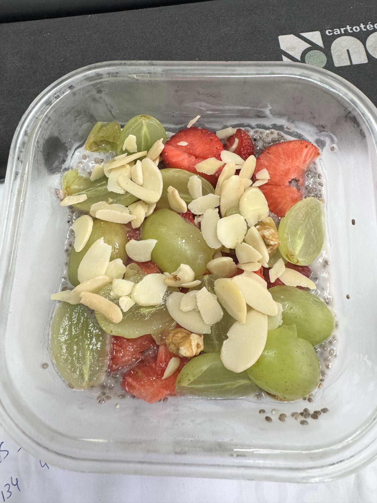 Tigela de chia com frutas