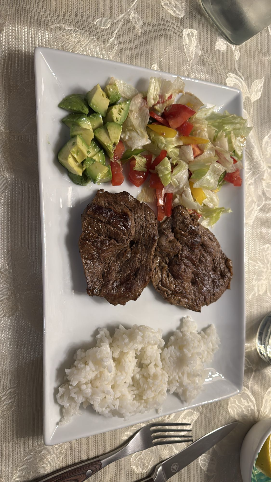 Carne con arroz y ensalada