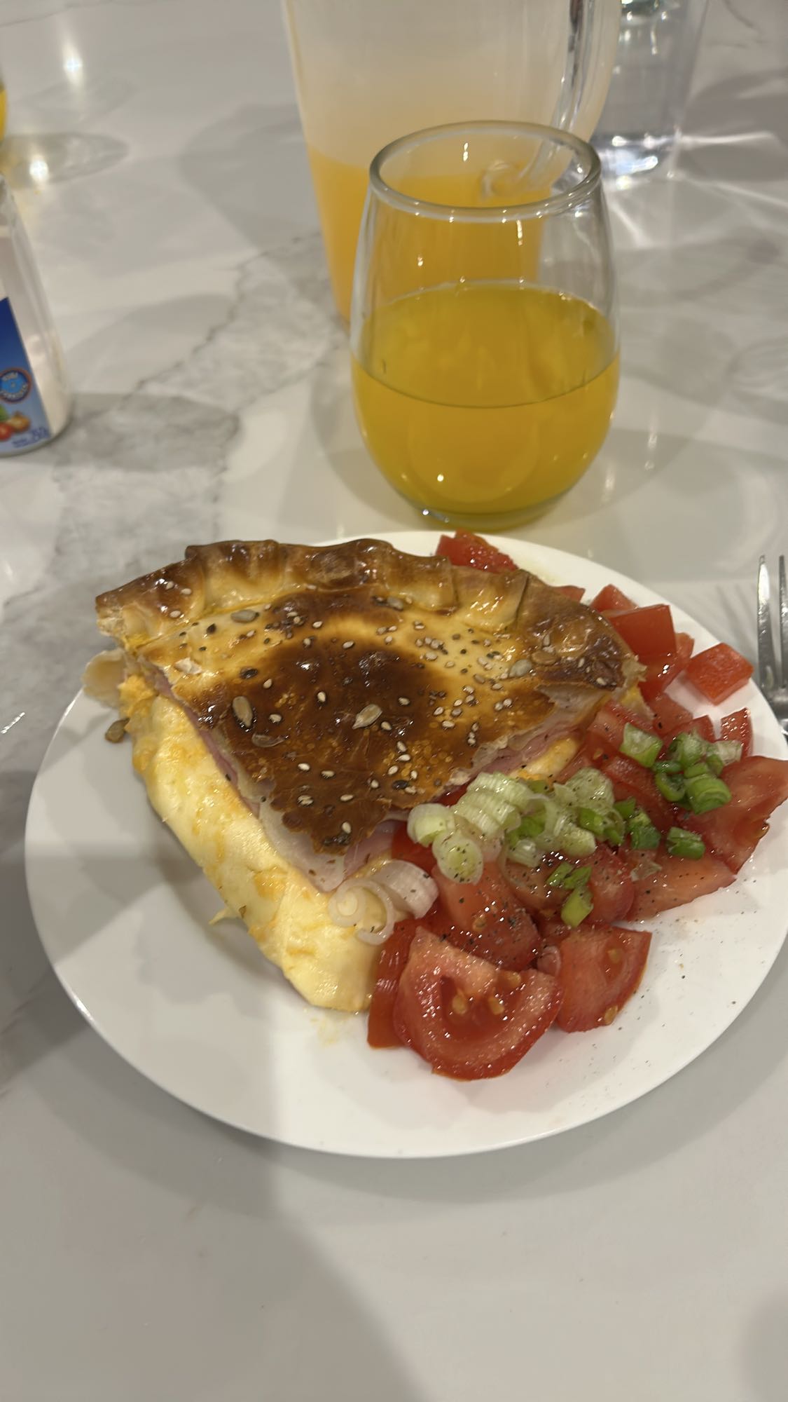 Tarta con ensalada y jugo