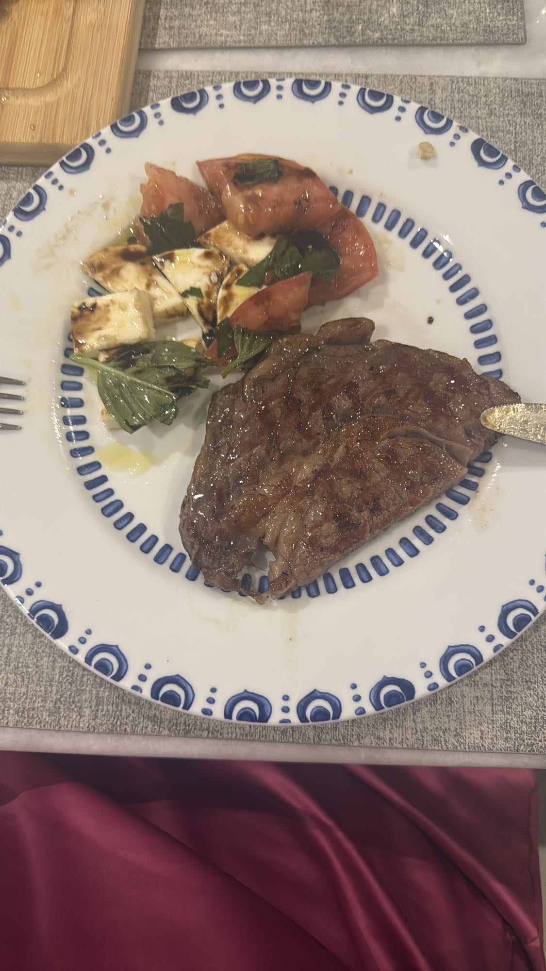 bistec con ensalada caprese