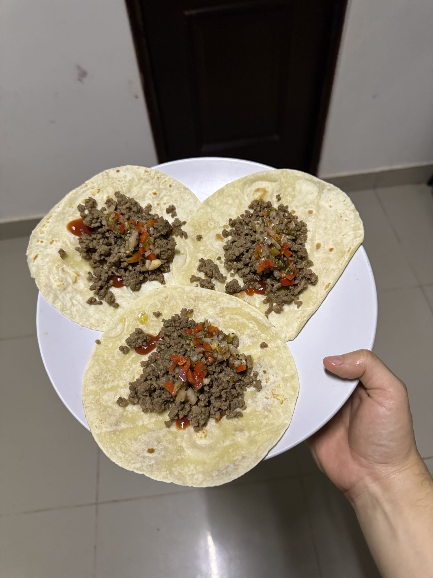 tacos de carne cocida con ketchup sin azúcar y chimichurri
