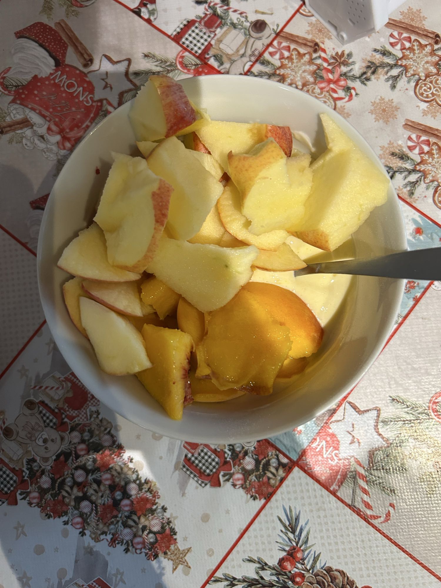 Iaurt proteic cu pudră whey și topping de măr și piersică