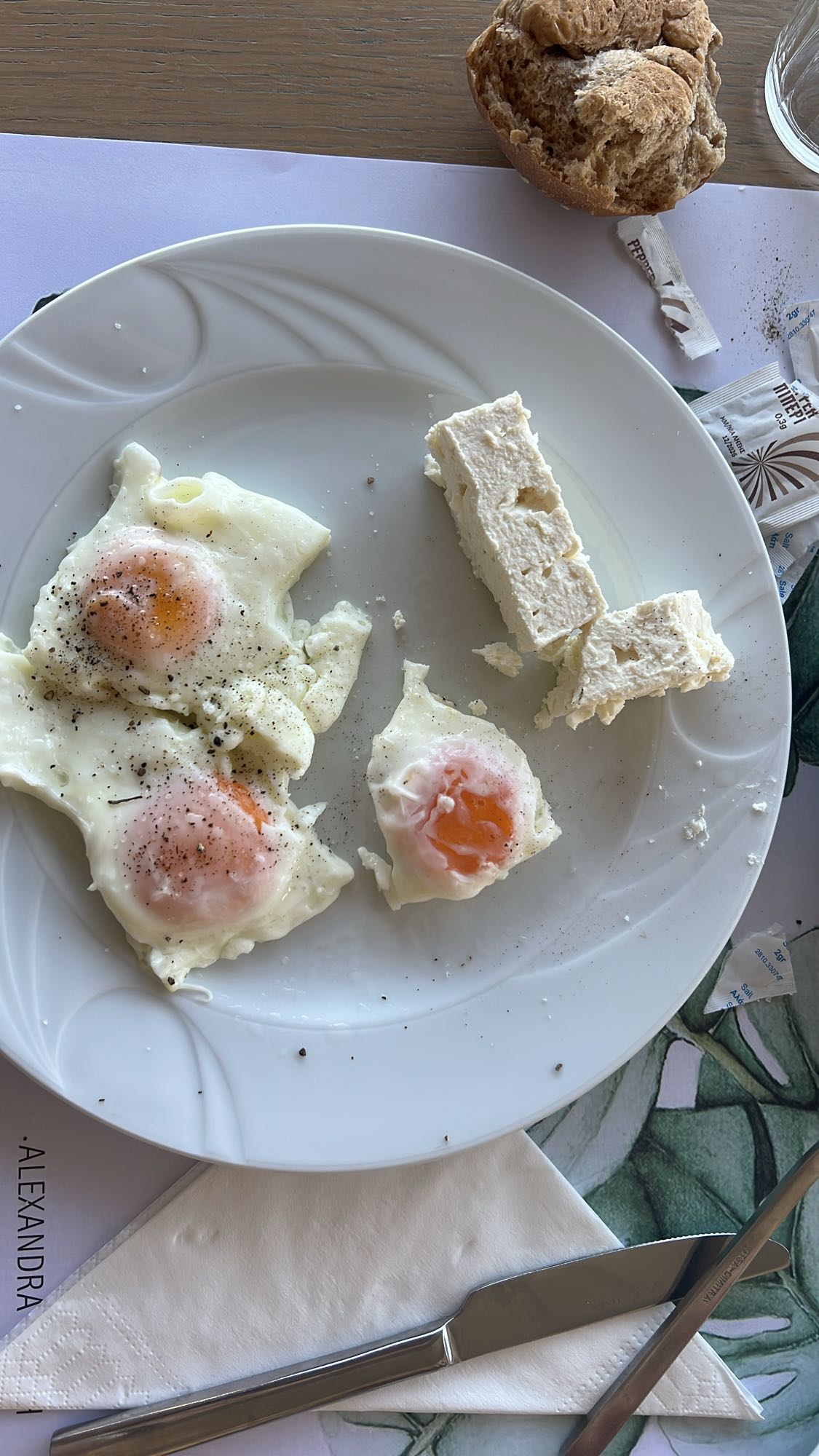 Jajka z serem i bułką