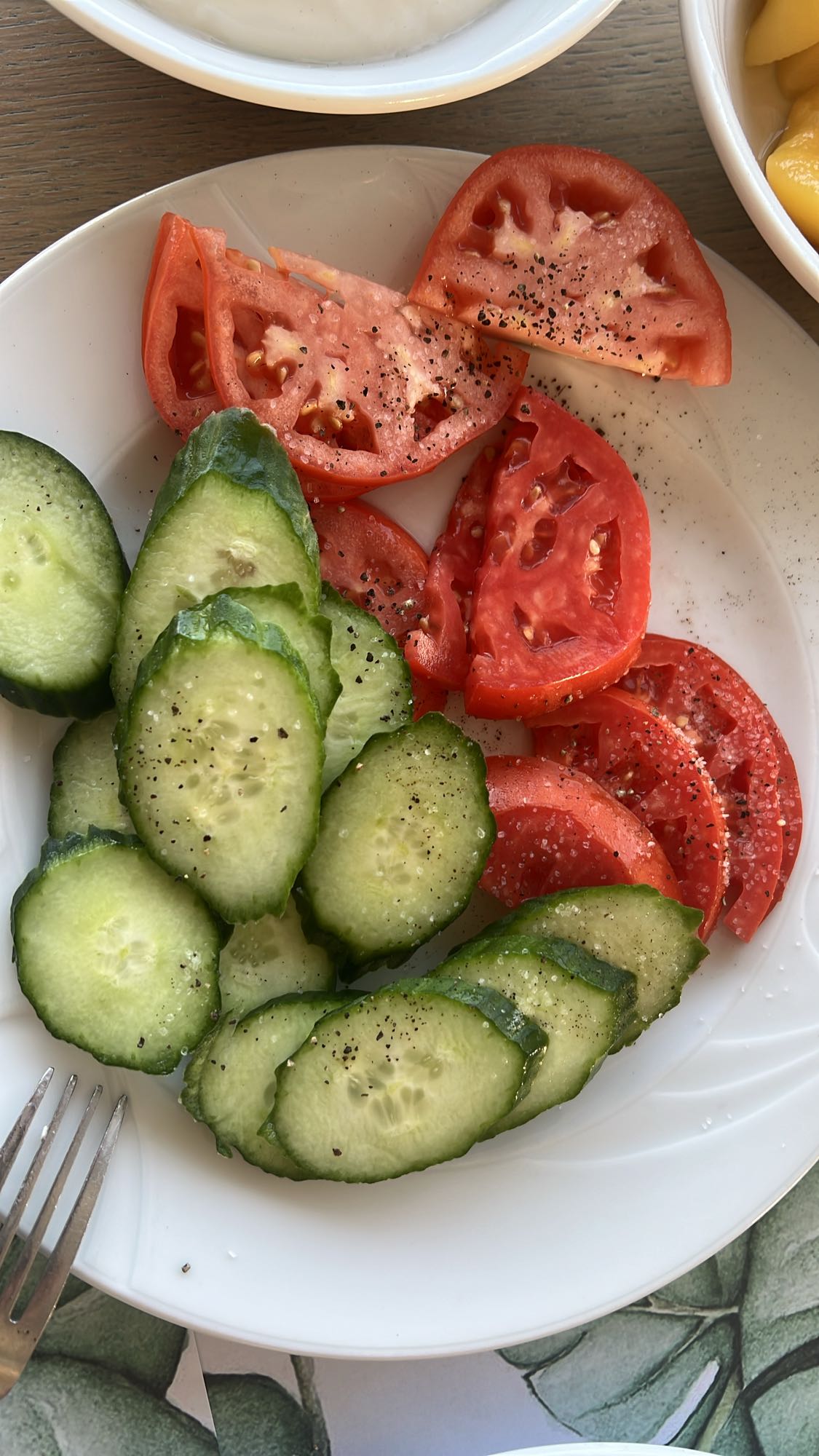 Sałatka z ogórkiem i pomidorem