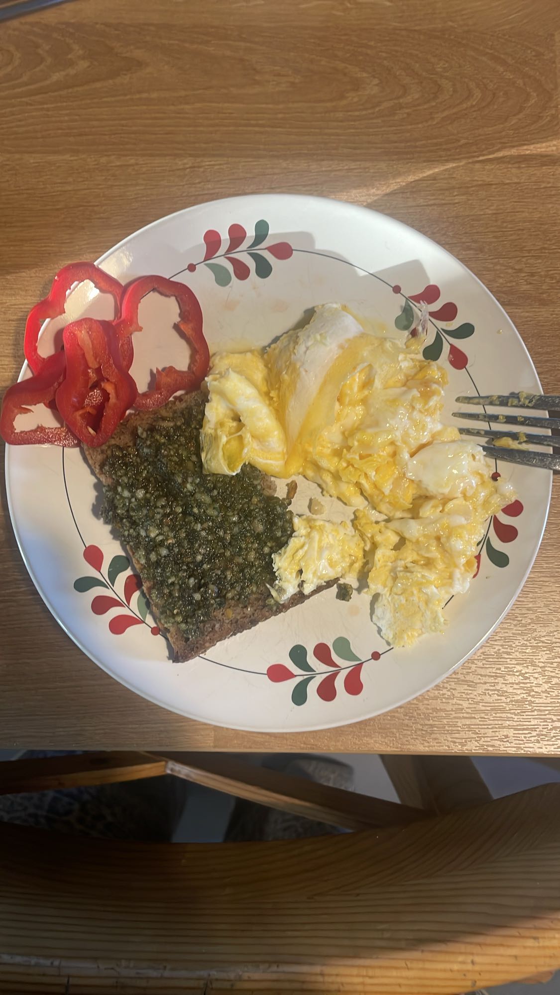 Jajka z pesto i papryką