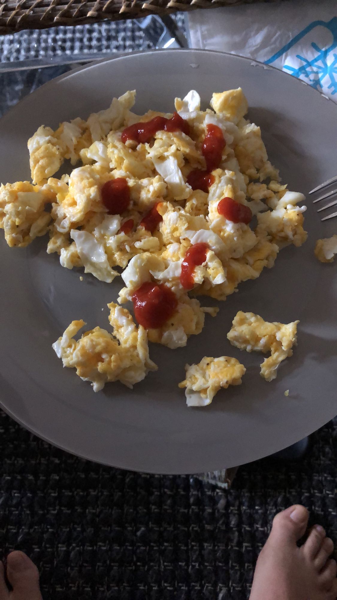 œufs brouillés ketchup