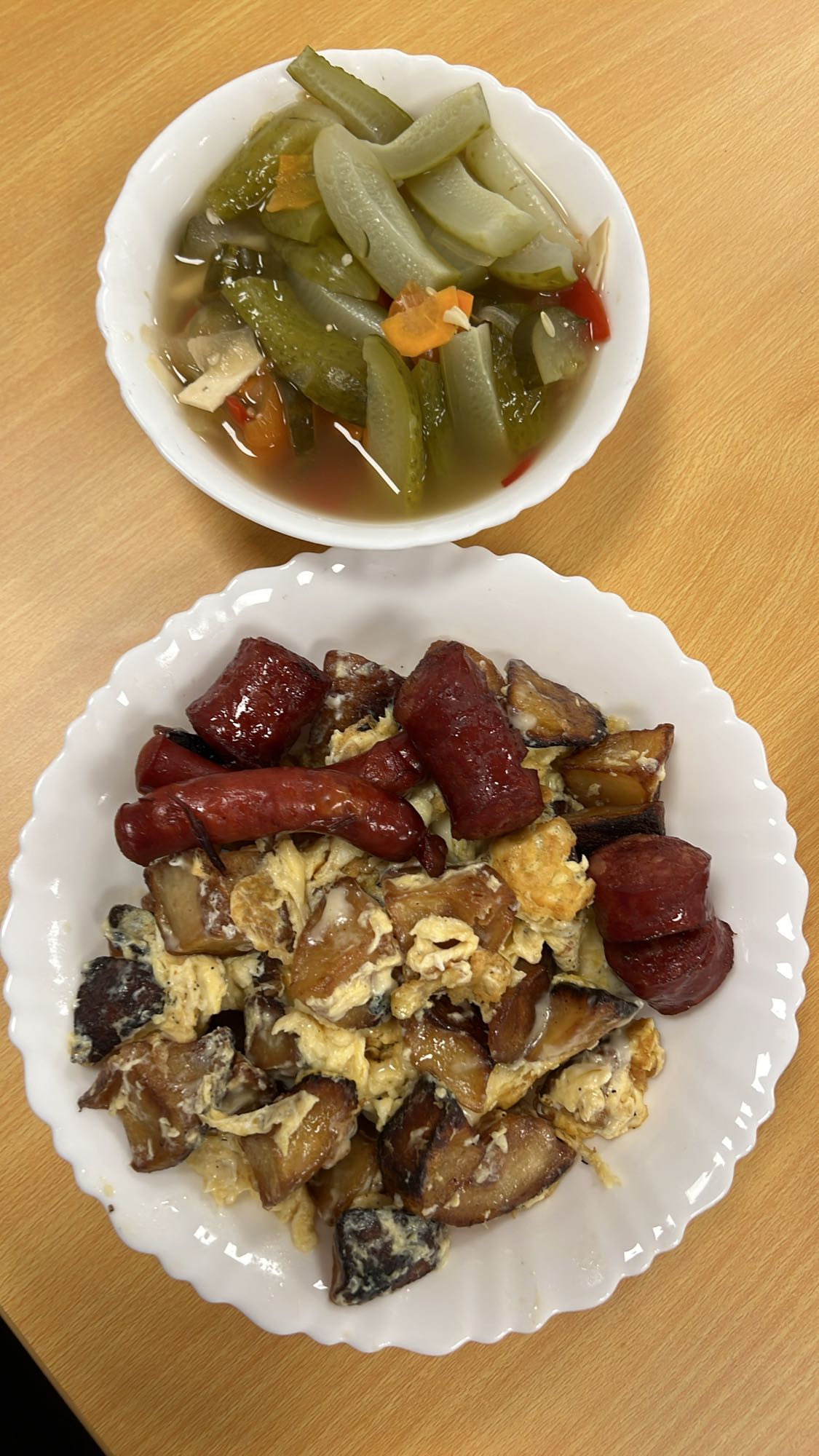 Carnati cu ou si legume murate