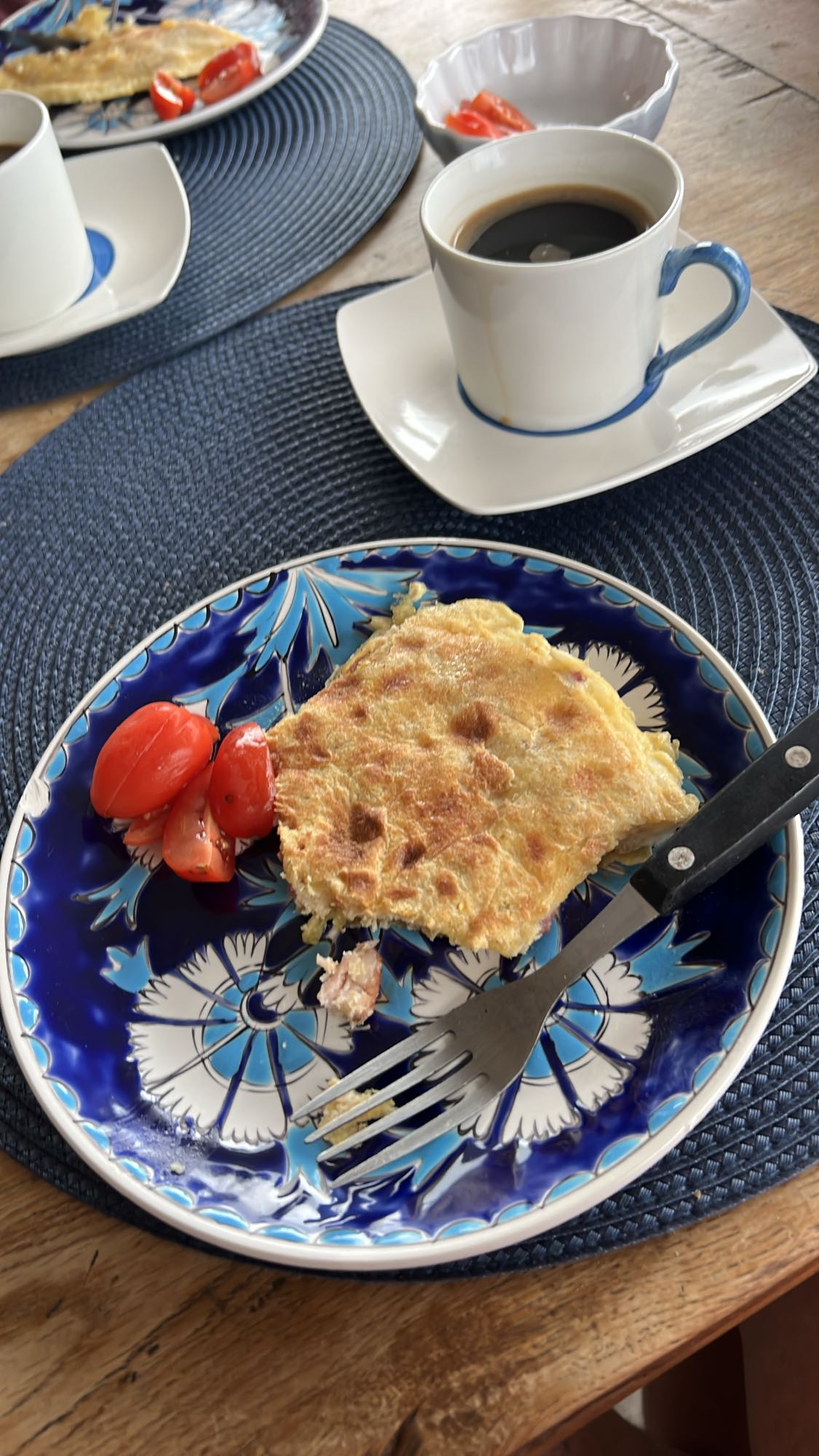 Omelett med tomat och kaffe