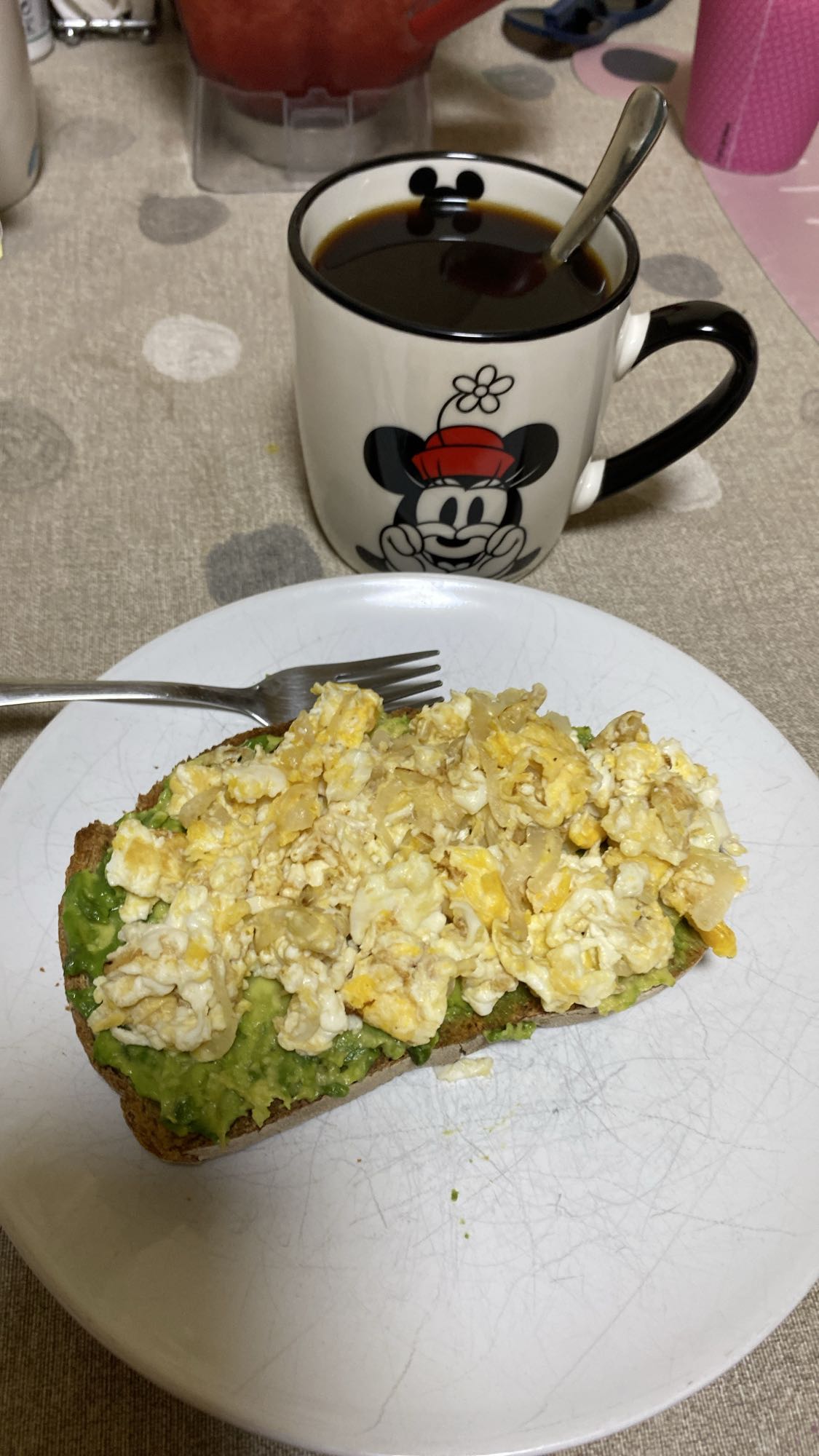 Tostada con huevo y café