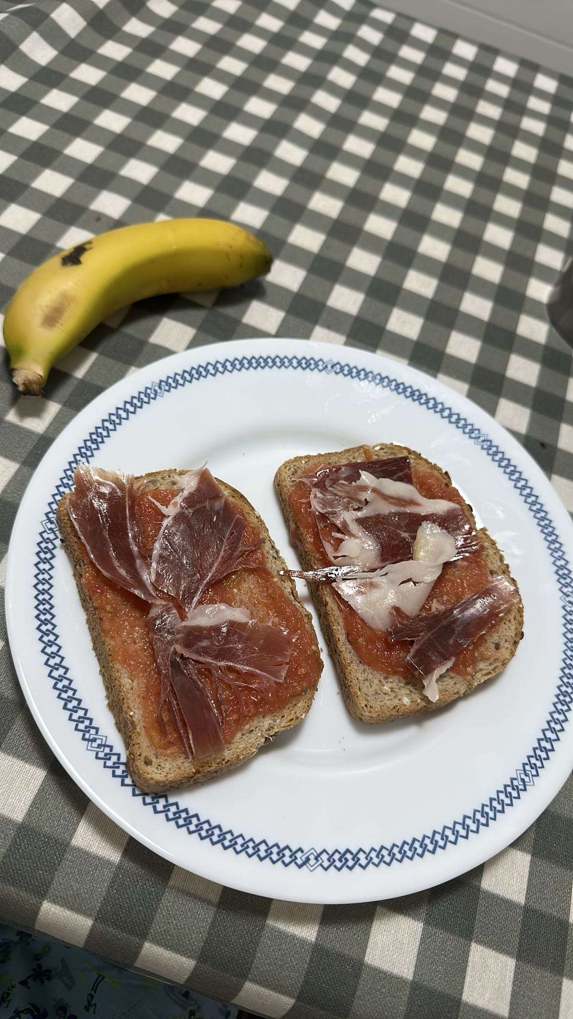 Tostada con jamón y plátano