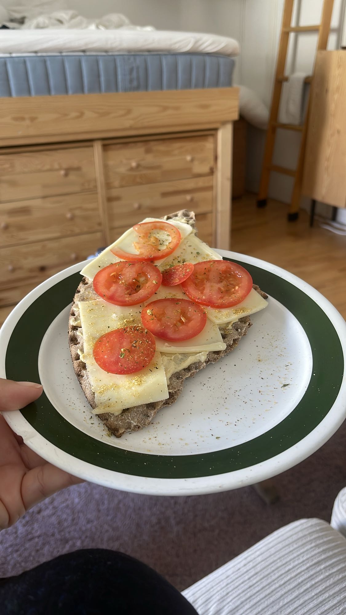 Knäckebröd med ost & tomat