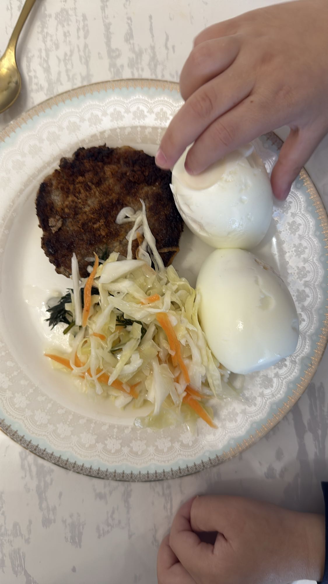 Яйца с котлетой и салатом