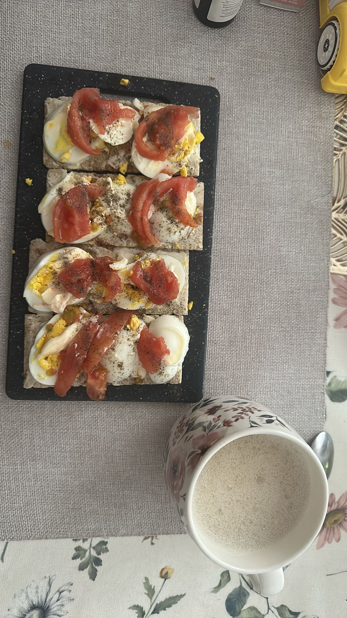 Jajka na chrupkim pieczywie