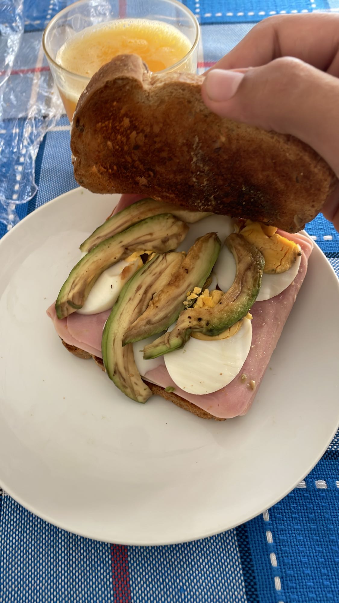 Sándwich con huevo y aguacate