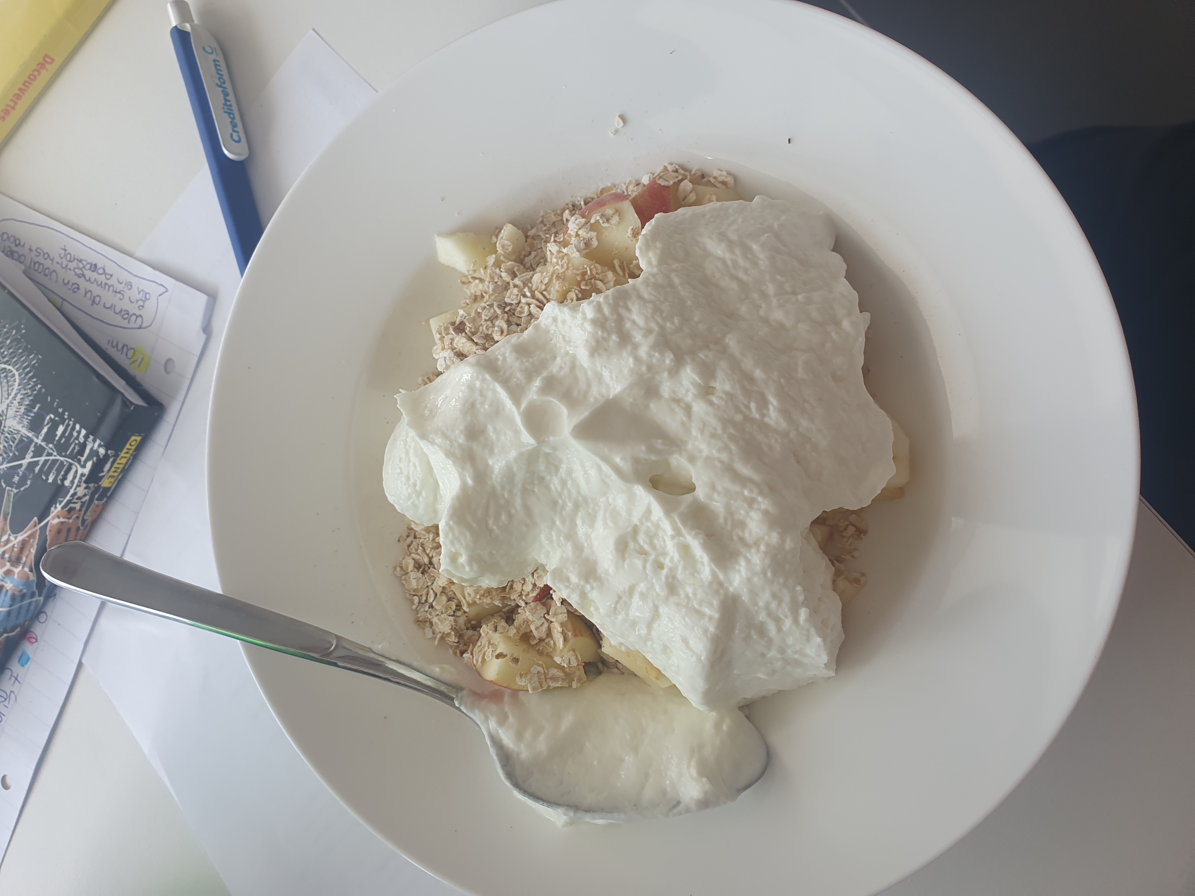 Müsli mit Joghurt und Apfel