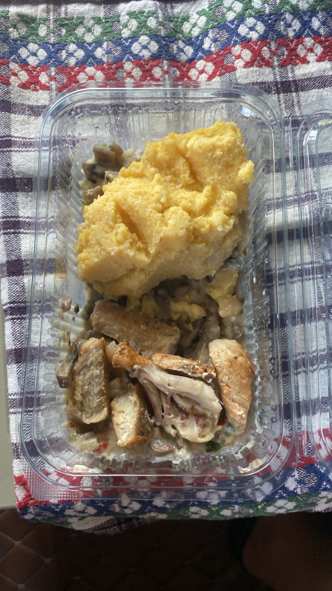 Mămăligă cu pui și ciuperci