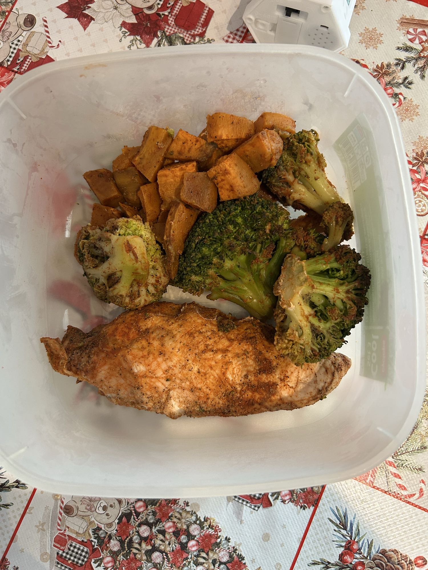 Piept de curcan cu broccoli și cartof dulce la cuptor