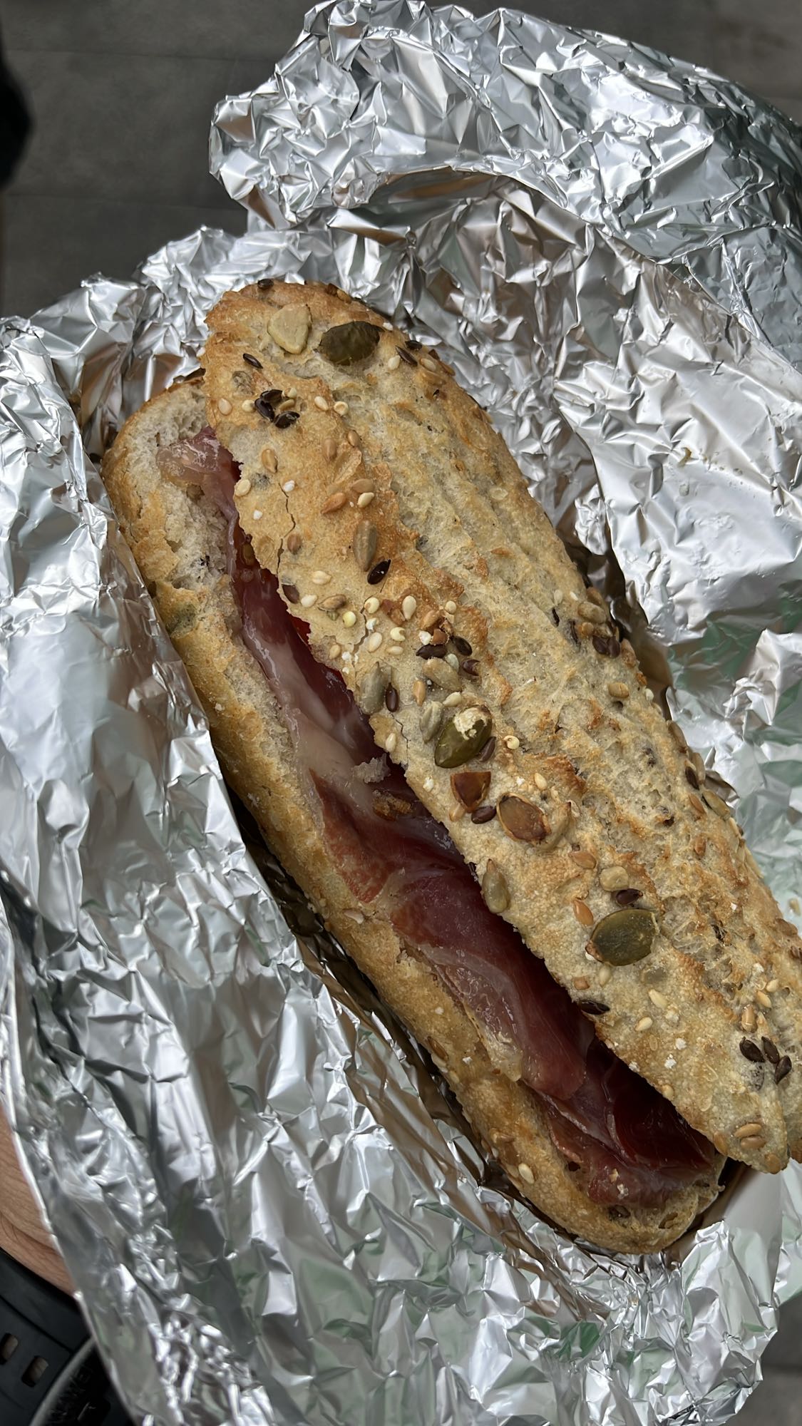 Сандвич със семена и прошуто