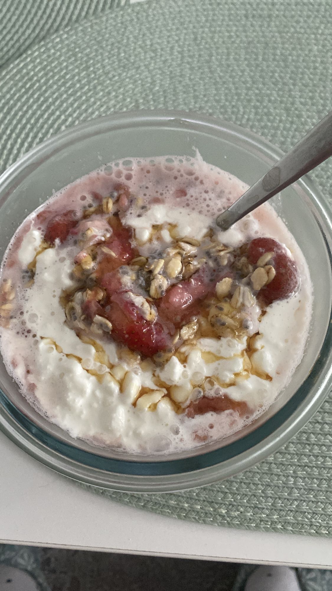 Twaróg z owocami, płatkami owsianymi i nasionami chia