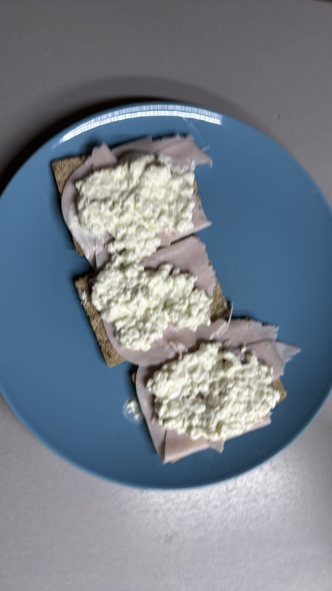 Tostadas con pavo y requesón